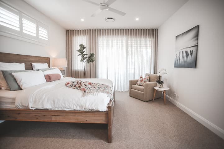 Chumba cha kulala cha Master kwenye ghorofa ya 2 na kitanda cha King na sauti na harufu ya bahari