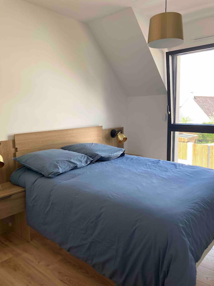 Chumba cha kulala 140*190cm inatazama barabara ya gari 