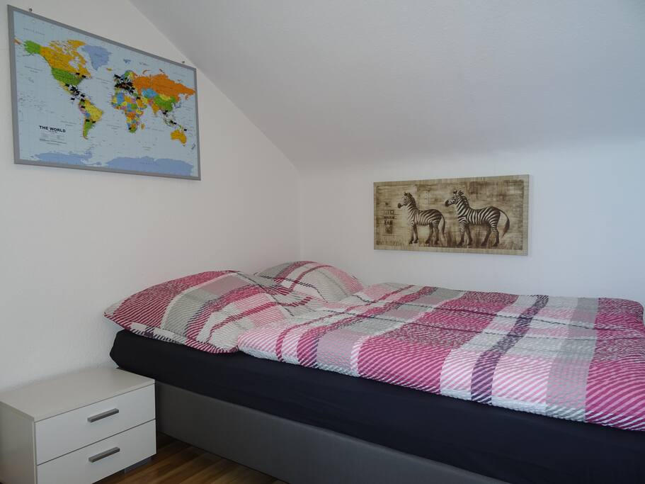 Schlafzimmer für 2 Personen mit gemütlichem 140x200 Bett