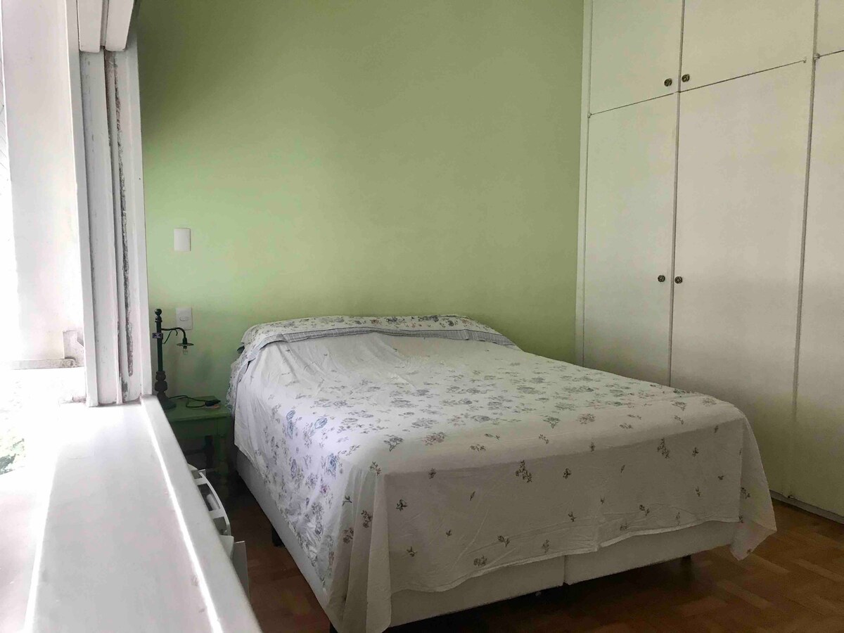 Dormitorio 2 con cama tamaño queen, aire acondicionado y ventilador de techo.