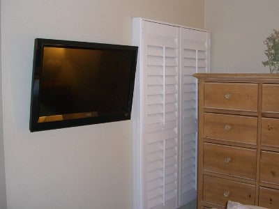 persianas de la televisión del dormitorio en la ventana para que esté oscuro para dormir