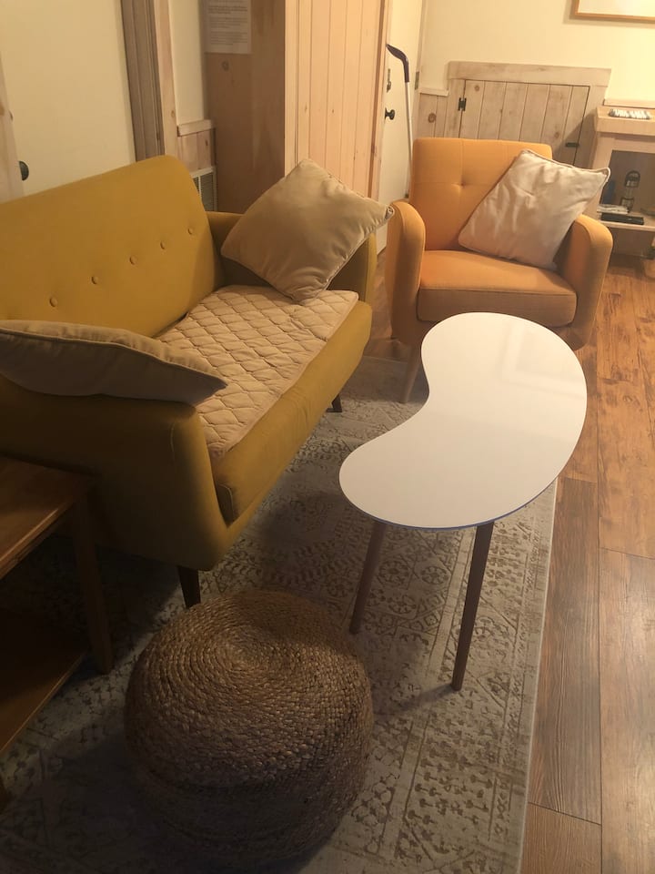 Eneo la kukaa na sofa, kiti cha juu, meza ya kahawa na ottoman 