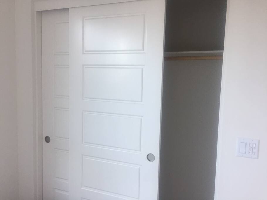 1st Floor Bedroom / 一樓套房的衣櫃