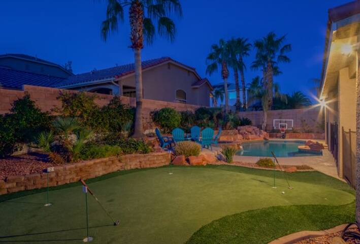 Paradise off the strip, Big Loft&Fun backyard gallery image 4