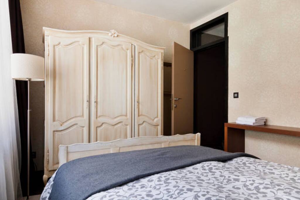 Double room ~ wifi ~ Shared bathroom walk-in shower with single room