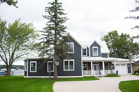 Luxury Lakehouse on Snow Lake