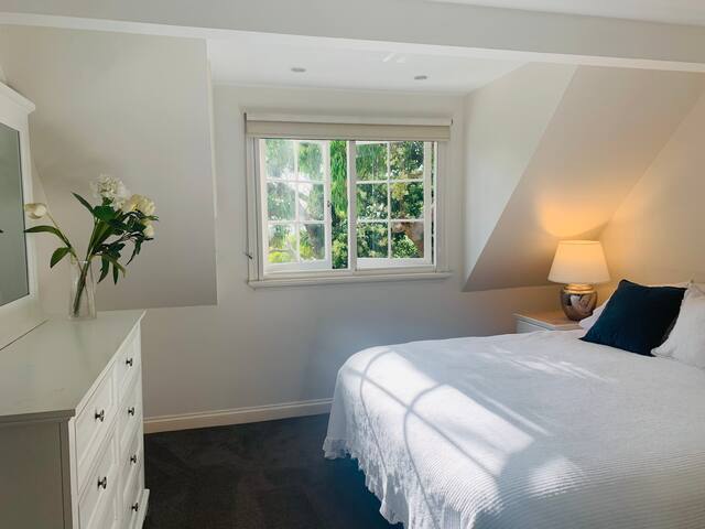 Lovely 4 bedroom home with enormous backyard! gallery image 5