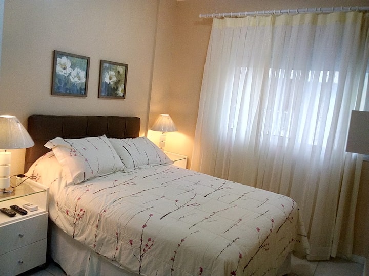 Მყუდრო აპარტამენტი, ფარდა გადასაფარებლით და ჟალუზით და სრული ჩამქრალი. Საგაზაფხულო ლეიბი, ტელევიზორი ინტერნეტით, გარდერობი სარკისებური კარით, სისტემური ლამპები სასტუმროში.  Სააბაზანო შესანიშნავი საშხაპით. ფენი.