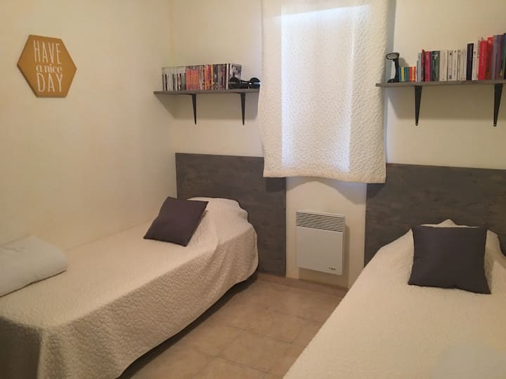 卧室配备2张独立的80张床和电视