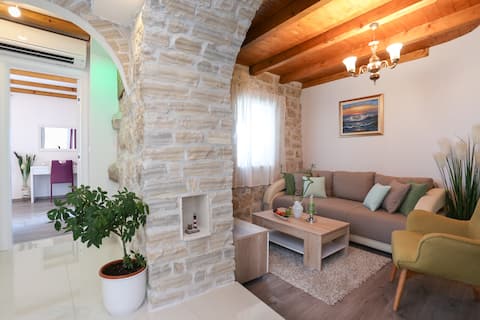 Popular Airbnb listing: Villa Gata in Gata