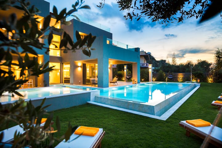 VIP Villa Sissy, heated pool, close to the beach