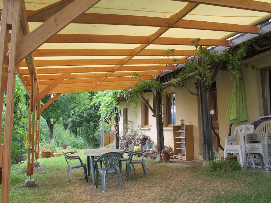 La terrasse sous pergola couverte
