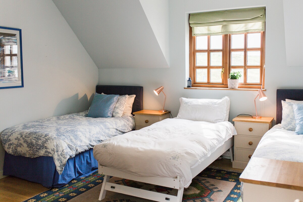 الطابق الأول - غرفة النوم 3، غرفتنا المزدوجة ، مجهزة لثلاثة ضيوف