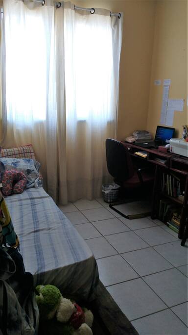 A casa é bem ventilada, mas dispomos de ventilador para os dias mais quentes.