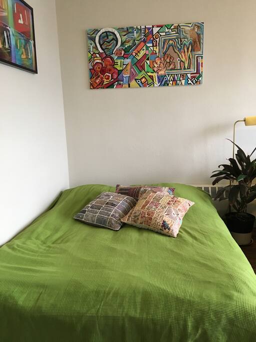 Queen size overlooking the apartment and you can still see the view.