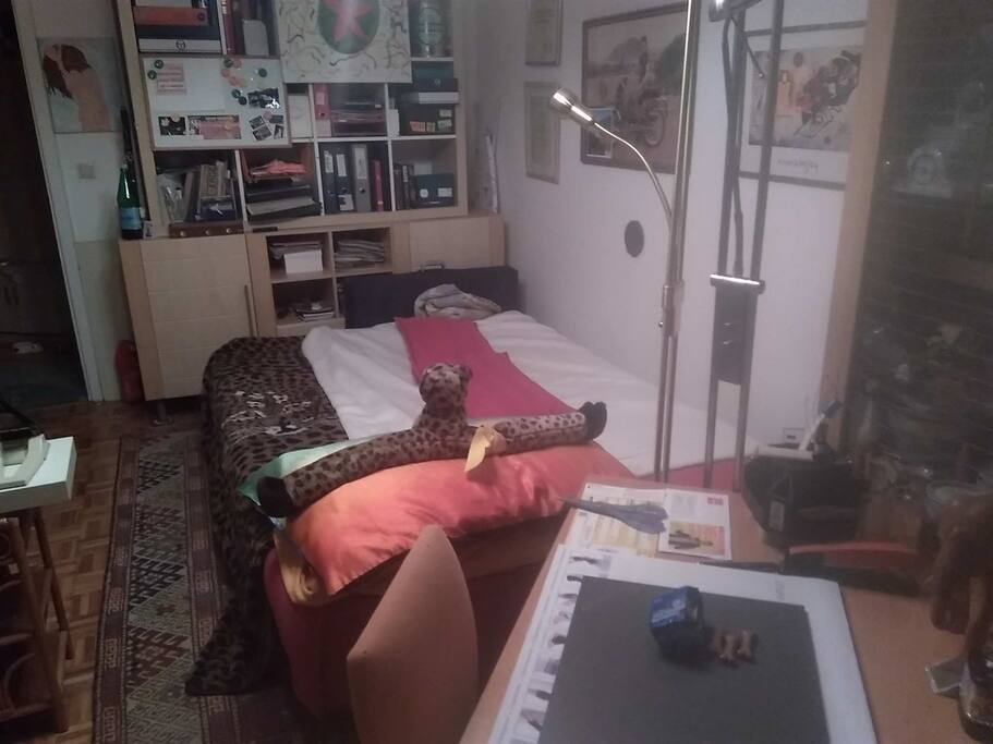 Mehrzweckraum mit Doppelbett