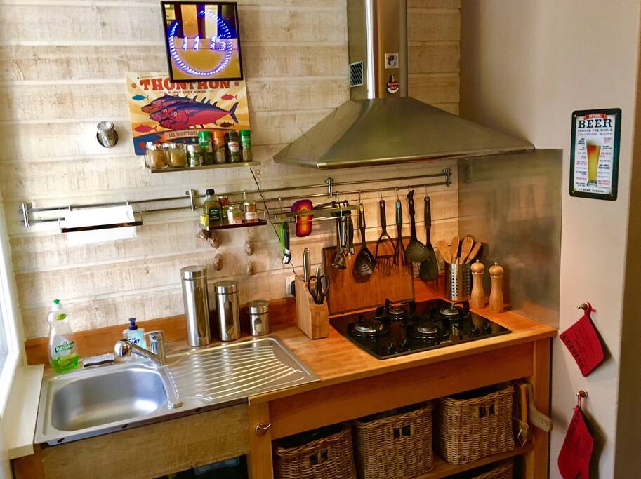 Cuisine fonctionnelle : plaque 4 gaz, four, four à micro-ondes, cafetière Tassimo, bouilloire électrique, grille-pain, blender, réfrigérateur, évier, lave-vaisselle... Et toute une panoplie d'ustensiles et accessoires pour préparer vos repas.