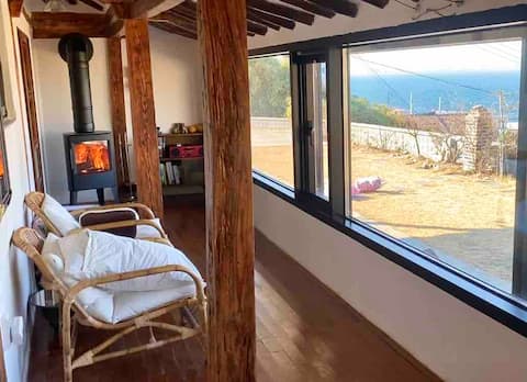 Sunbow House (Toenmaru with an ocean view, a hanok with a fireplace on a cold day)