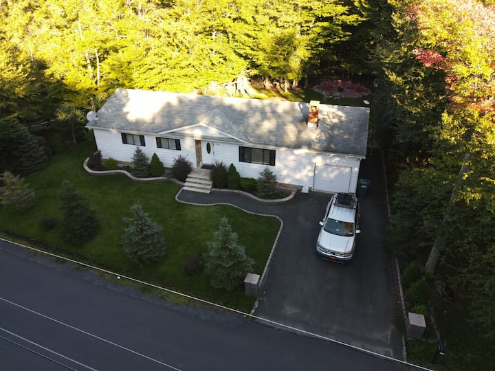 Pocono Mountains, Cozy Family House. Sleeps 8+ - Pennsylvania