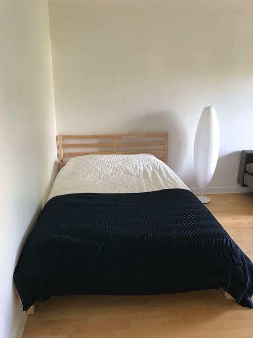 Lit douillet pour se reposer (very comfy double bed)