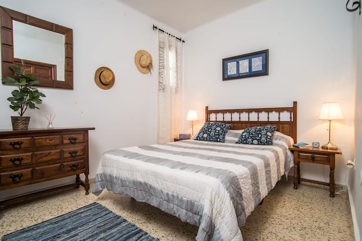 Dormitorio con cama tamaño king, piso superior