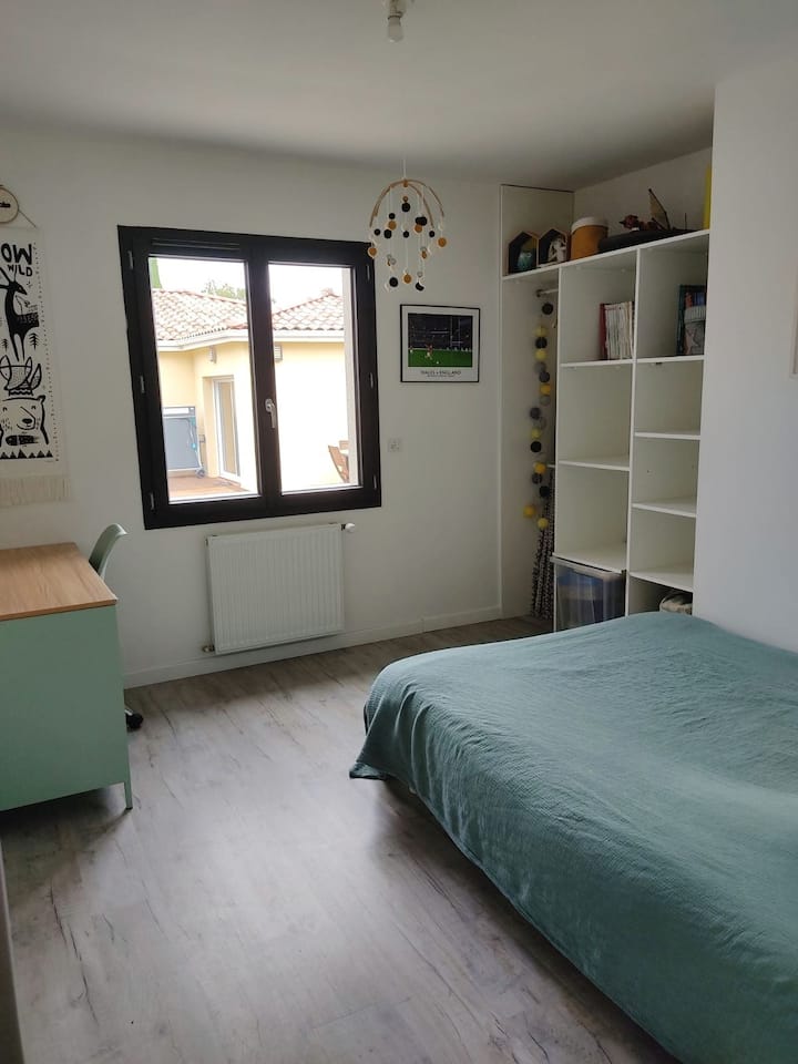 Chumba cha kulala chenye kitanda maradufu na dawati 