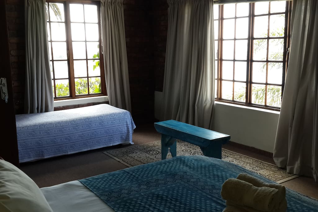 Main bedroom with 2 single beds & day bed
