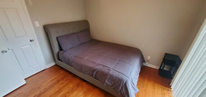 Spálňa s manželskou posteľou 3:  Izba obsahuje 1 manželskú posteľ Queen, vankúše, prikrývku, prikrývku, odkladací stolík a šatník pre hostí.  Táto izba má posuvné dvere, ktoré vedú na zadný dvor a vírivku.