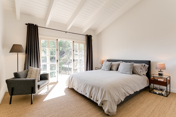 Schlafzimmer im zweiten Stock mit Kingsize-Bett und herrlicher Aussicht 