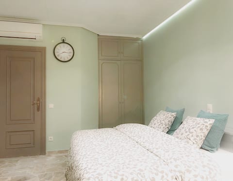 CAMA GRANDE!! Habitación larga estancia, CENTRO!!