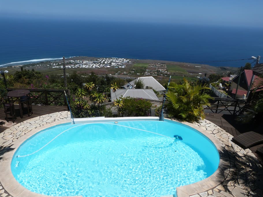 Piscine à débordement avec vue sur le littoral