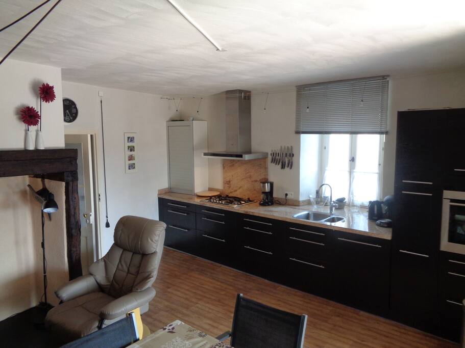 Keuken met zithoek, haard en TV