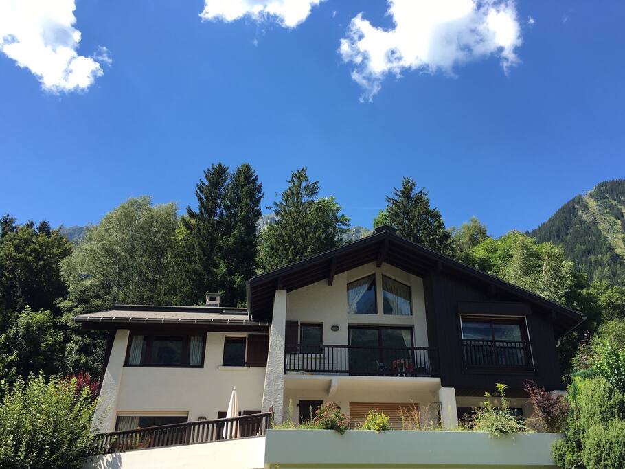 The apartment is on the top floor in the middle (the one with the large balcony)