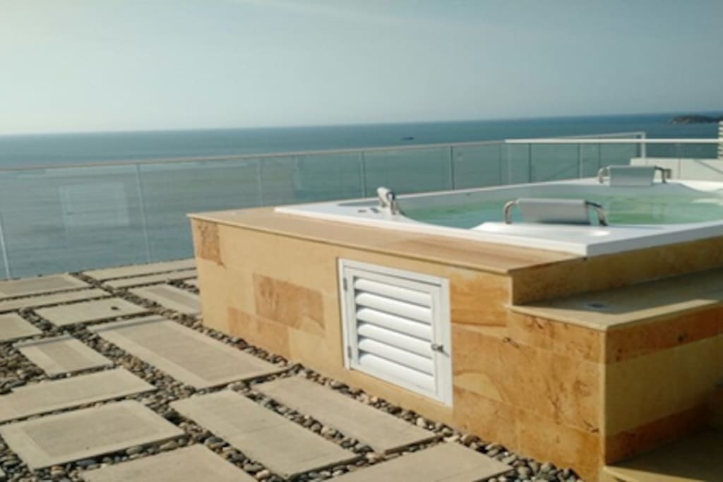 Jacuzzi piso 19 y vista al mar / 19th floor Jacuzzi and Ocean View