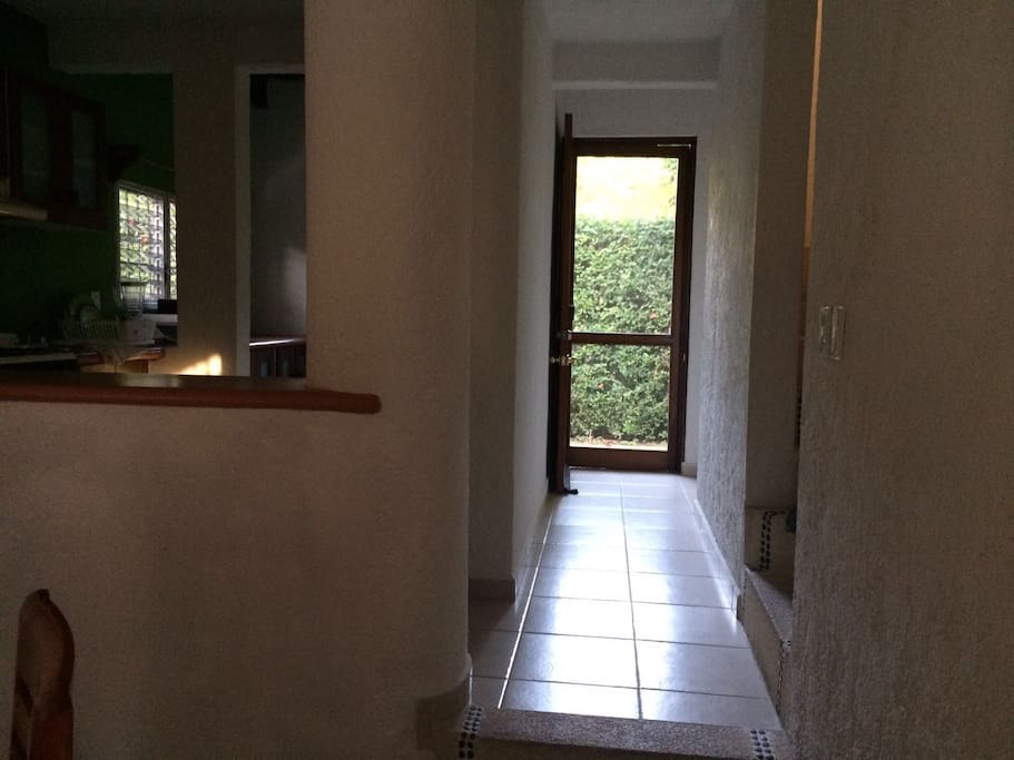 Entrada principal que dá luz y corriente de aire mantiene muy fresca esta zona de comedor sala y cocina