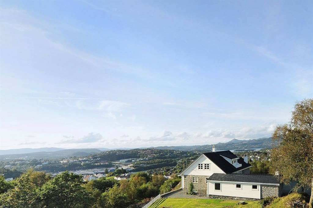 The guest house is located at Smørås, with a fantastic view of Bergen and Fana. You can spot all the seven mountains that surround Bergen from the property.