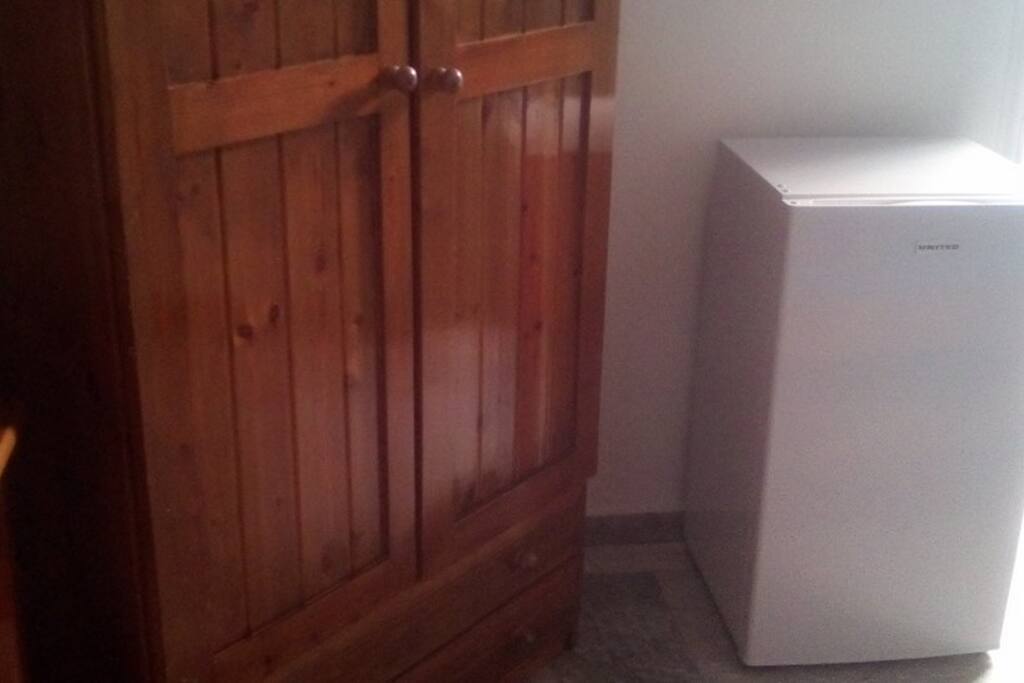Closet and refrigerator