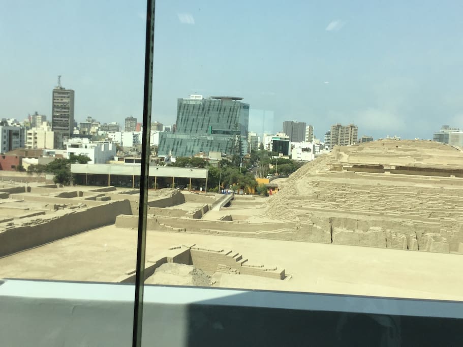 Estupenda vista del balcón de la suite a la Huaca PUCLLANA , centro turístico por sus ruinas famosas