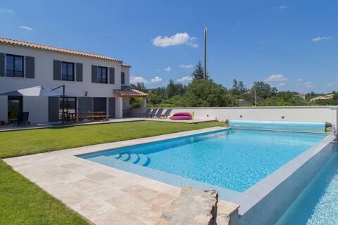 Upscale Mas villa with pool