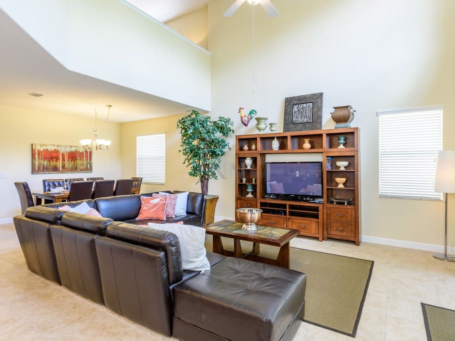 Couch,Furniture,Indoors,Living Room,Room