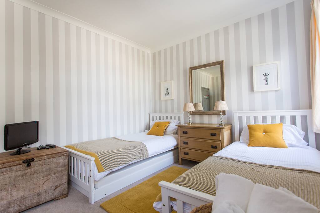 Comfortable twin room with TV