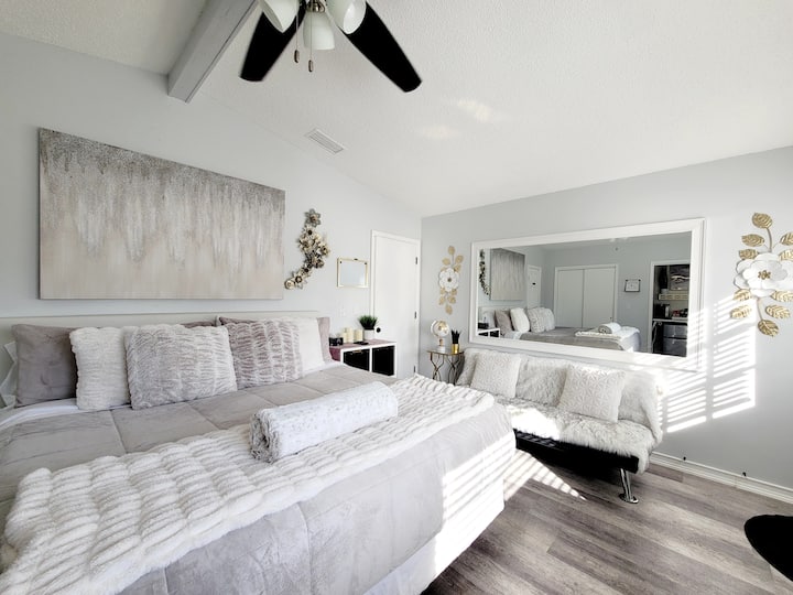 Jacuzzi King Suite | Private Entry, Wifi & Parking - Spring Hill, FL