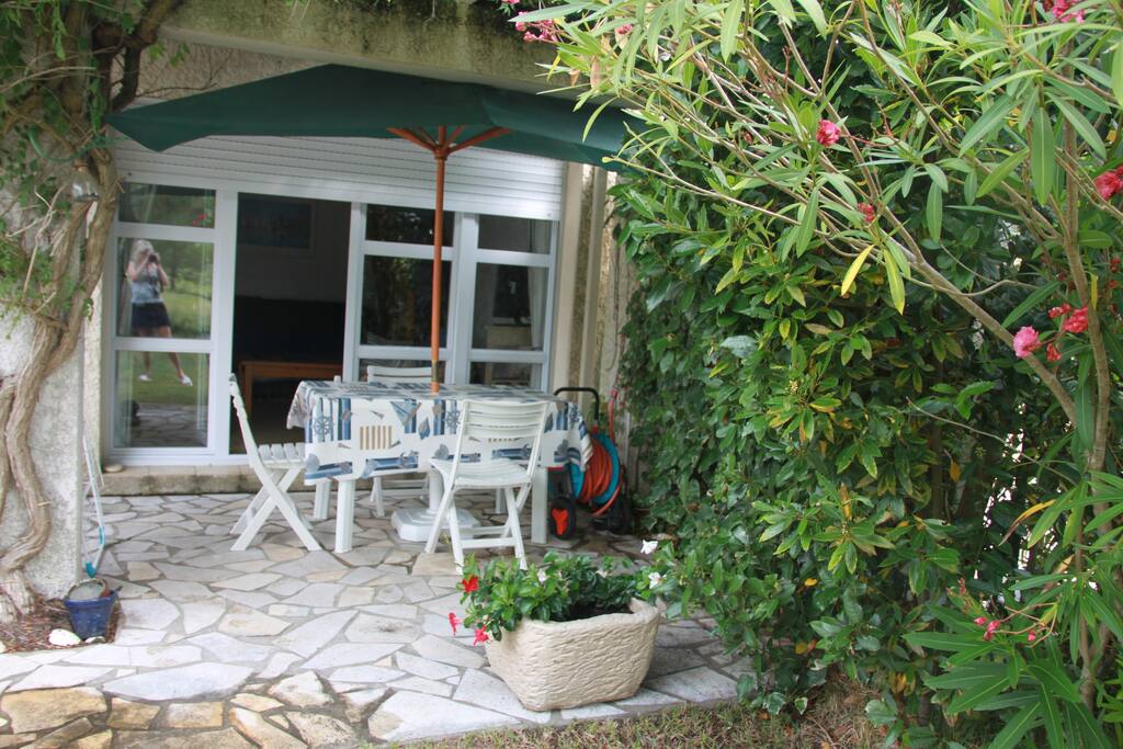 Terrasse à l'arrière de la maison avec jardin