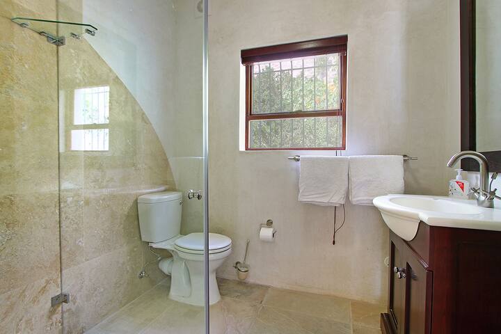 Private villa in Gordon’s Bay: sea views and pool gallery image 5