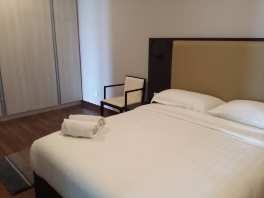 BEDROOM 2 - QUEEN SIZE BED