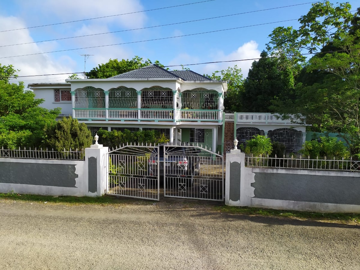 Hillside Retreat, Ocho Rios/Kingston Jamaica Houses for Rent in