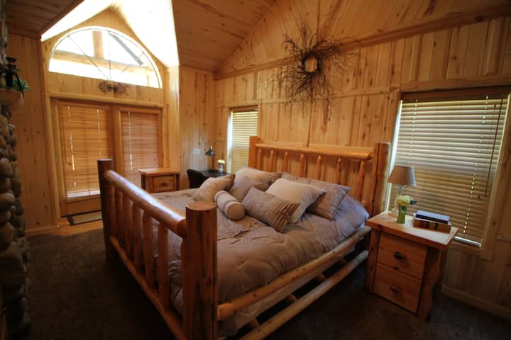 Hoofdslaapkamer op de begane grond (kingsize bed