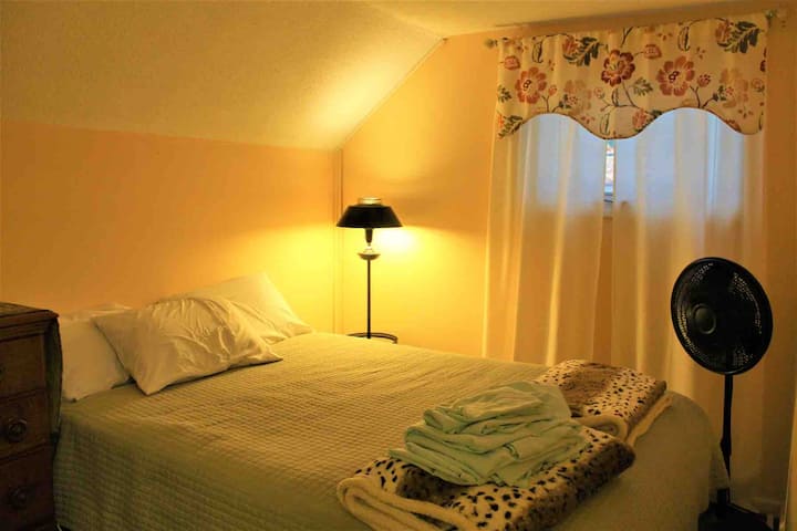 Segundo dormitorio, primer piso/principal. Esto está en el pasillo junto a la cocina. La cama es una cama queen.