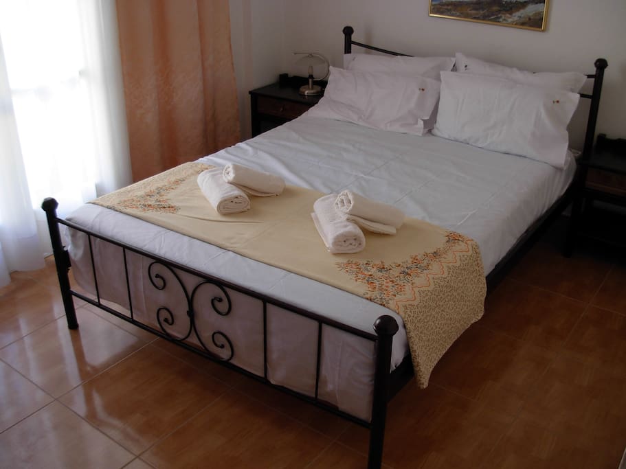 Bed in bedroom 1 (a)