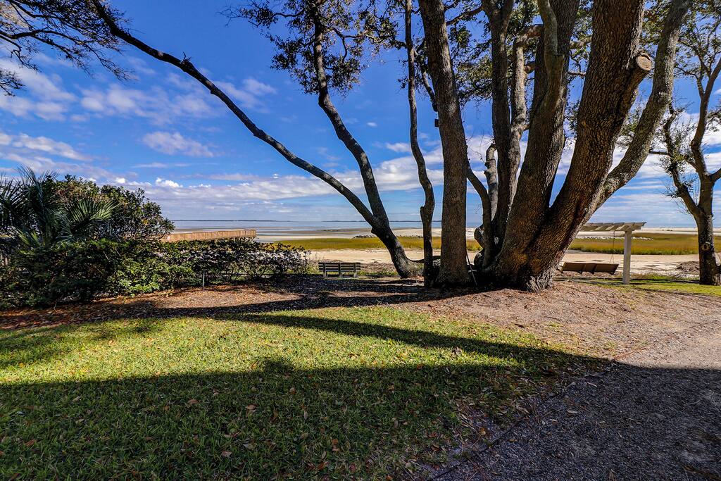 The complex grounds are quiet and secluded, so you can enjoy total relaxation away from crowds.